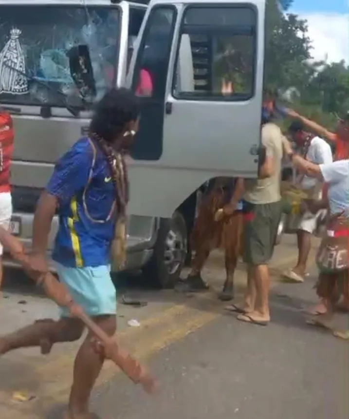 Tensão na BR-101: Caminhoneira é ameaçada e tem veículo incendiado durante protesto indígena