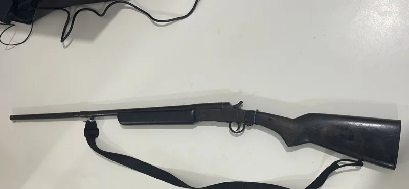 Polícia apreende espingarda calibre 12 após suspeito fugir de abordagem na zona rural de Nova Viçosa