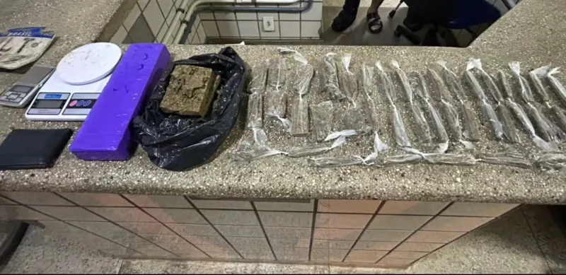 Polícia apreende drogas e prende suspeito no Residencial Vista Bela, em Itamaraju