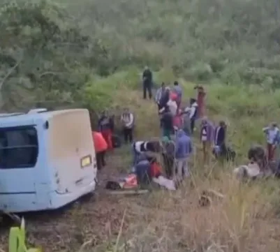Ônibus com trabalhadores rurais cai em ribanceira no Espírito Santo; todos os 43 ocupantes passam bem