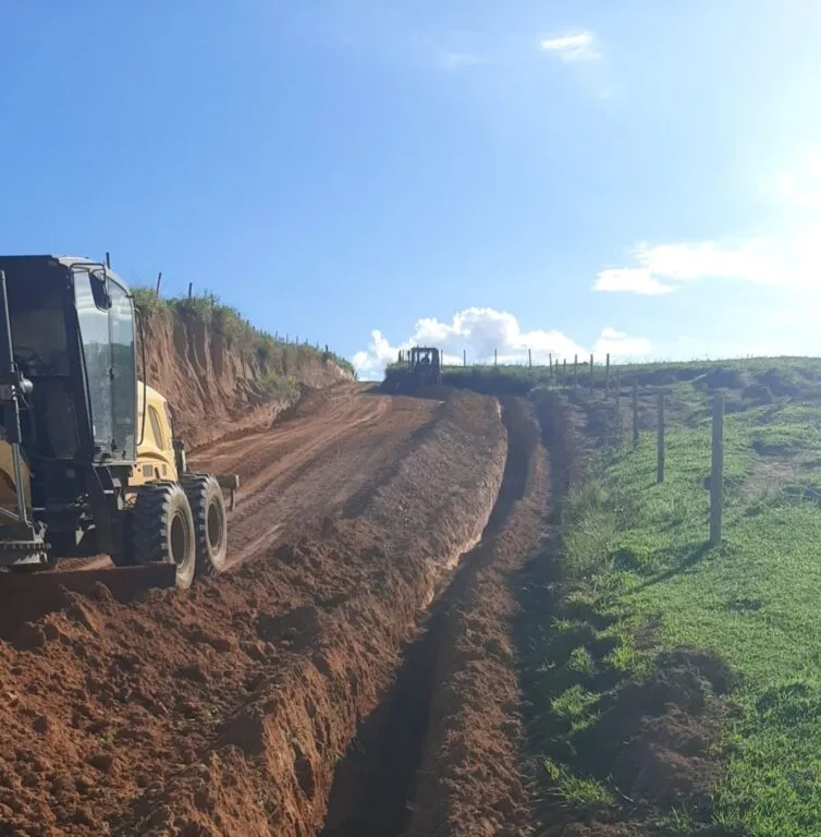 Prefeitura de Teixeira de Freitas realiza obras de melhoria nas estradas vicinais do Jardim Novo