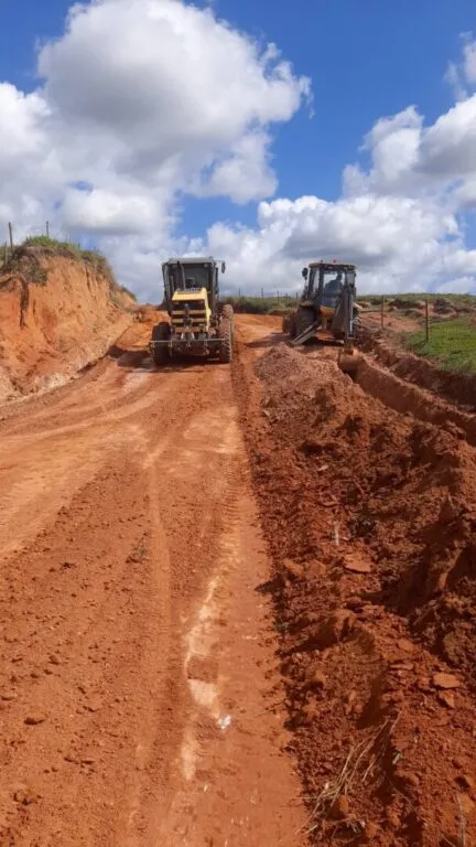 Prefeitura de Teixeira de Freitas realiza obras de melhoria nas estradas vicinais do Jardim Novo