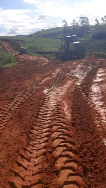 Prefeitura de Teixeira de Freitas realiza obras de melhoria nas estradas vicinais do Jardim Novo