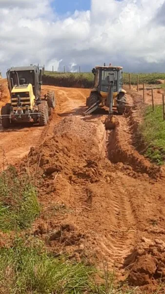 Prefeitura de Teixeira de Freitas realiza obras de melhoria nas estradas vicinais do Jardim Novo