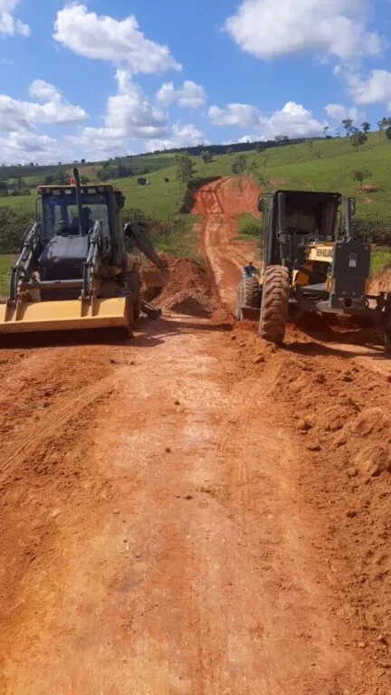 Prefeitura de Teixeira de Freitas realiza obras de melhoria nas estradas vicinais do Jardim Novo