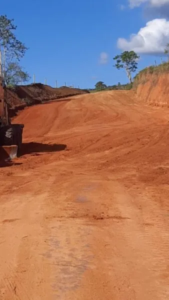 Prefeitura de Teixeira de Freitas realiza obras de melhoria nas estradas vicinais do Jardim Novo