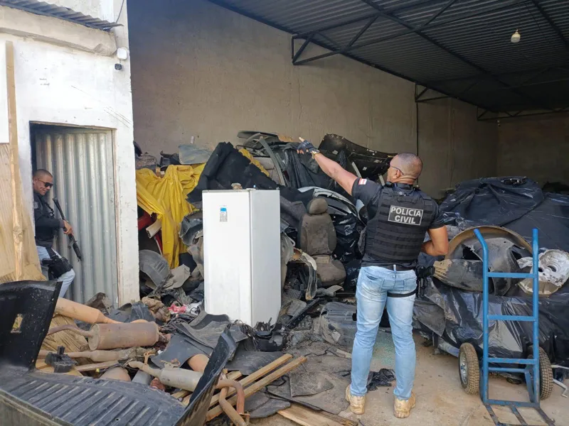 Polícia Civil desarticula esquema de desmanche e tráfico de armas em Eunápolis; suspeito é preso em flagrante