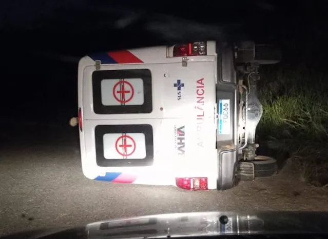 Ambulância da Prefeitura de Jucuruçu tomba em rodovia entre Bahia e Minas Gerais