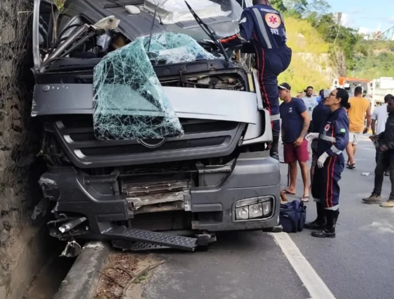 Motorista morre e quatro pessoas ficam feridas em grave acidente entre carretas e carros na BR-101, em Pedro Canário
