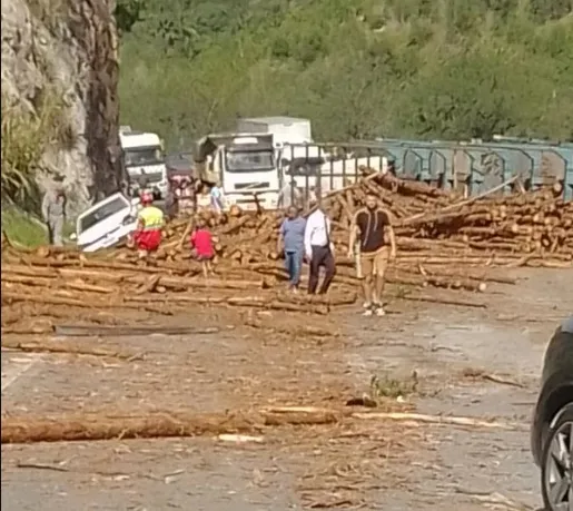 Motorista morre e quatro pessoas ficam feridas em grave acidente entre carretas e carros na BR-101, em Pedro Canário
