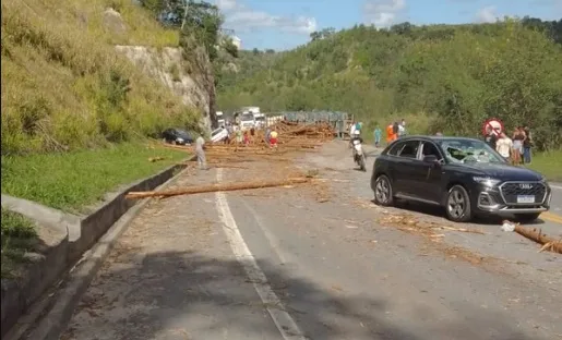 Motorista morre e quatro pessoas ficam feridas em grave acidente entre carretas e carros na BR-101, em Pedro Canário