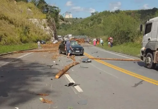 Motorista morre e quatro pessoas ficam feridas em grave acidente entre carretas e carros na BR-101, em Pedro Canário