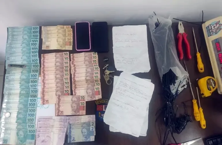Bilhete jogado por janela salva mãe e filha de cárcere privado 