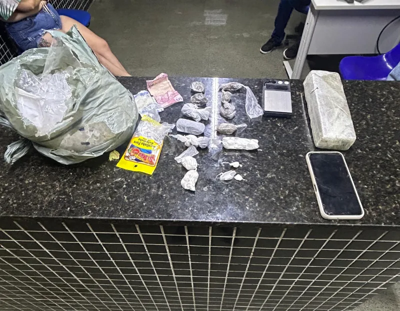 Mulher é presa pela PM  com drogas em Itamaraju