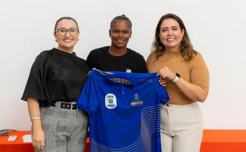 Prefeita Carla Chácara entrega uniformes e reforça compromisso com o esporte em Ibirapuã