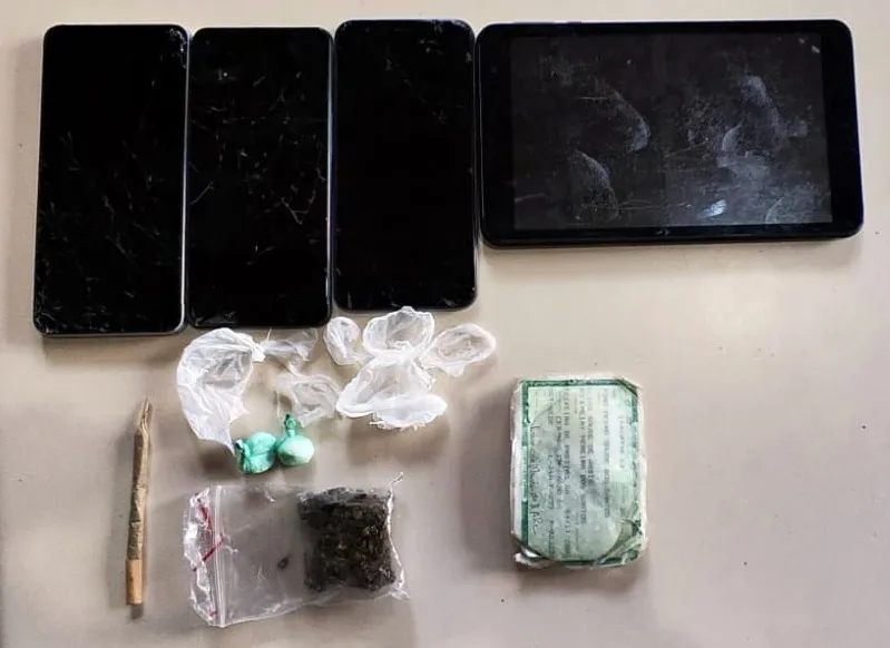 Polícia Militar realiza duas prisões por tráfico de drogas em Prado neste domingo