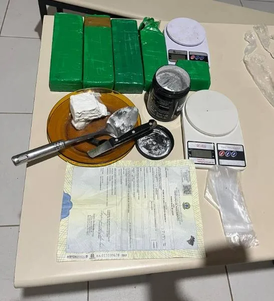Mulher foge e mais de 2kg de drogas são apreendidas em área próxima ao São Braz no Prado