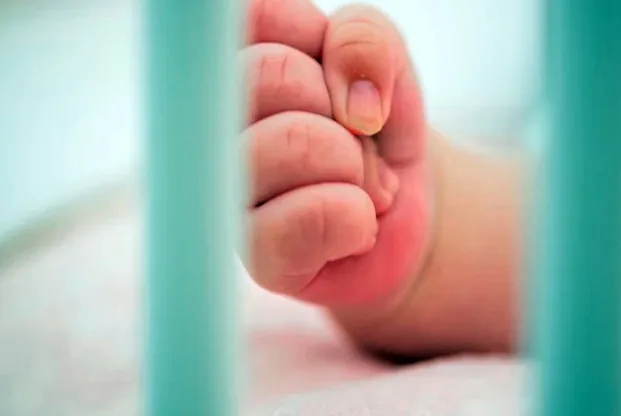 “Vai pro inferno”: adolescente de 15 anos é flagrada agredindo o filho de 5 meses em Medeiros Neto