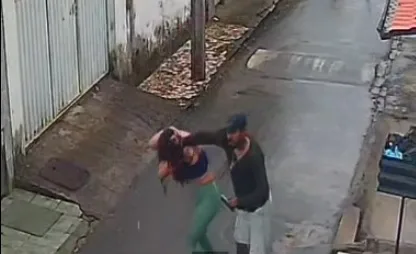 Ex-namorado agride mulher e rasga sua blusa em ataque violento no centro de Itabuna