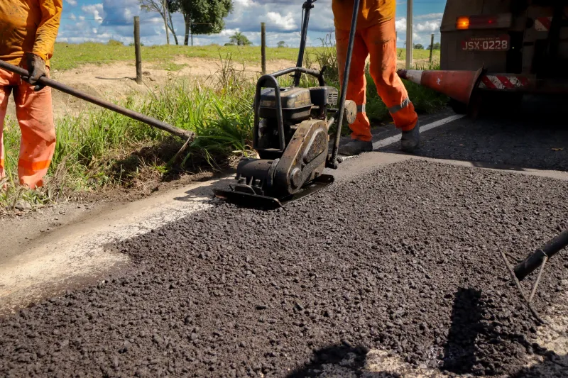 Manutenção da BA-489 entre Itamaraju e Jucuruçu reforça compromisso com a mobilidade e segurança na região