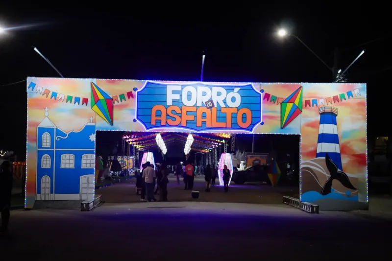 Forró do Asfalto 2025 abre em grande estilo em Nova Viçosa com show de João Gomes e apresentações de quadrilhas juninas