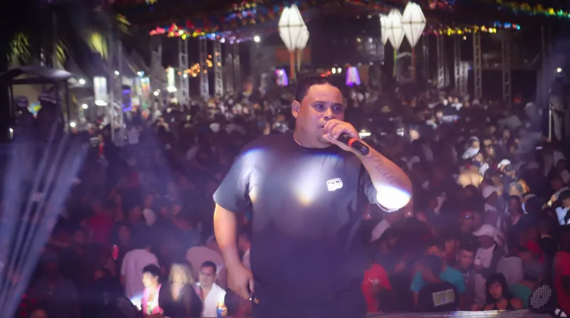 Forró do Asfalto 2025 abre em grande estilo em Nova Viçosa com show de João Gomes e apresentações de quadrilhas juninas