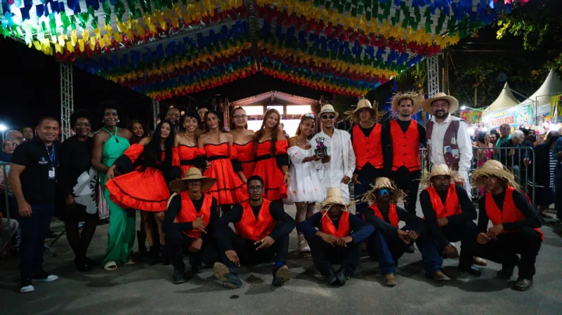 Forró do Asfalto 2025 abre em grande estilo em Nova Viçosa com show de João Gomes e apresentações de quadrilhas juninas