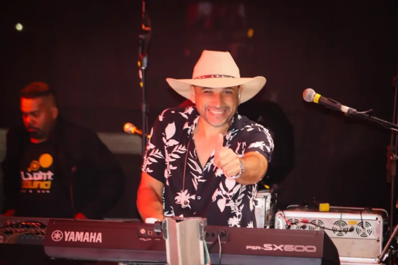 Forró do Asfalto 2025 abre em grande estilo em Nova Viçosa com show de João Gomes e apresentações de quadrilhas juninas