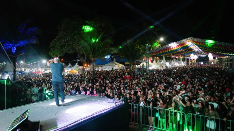 Forró do Asfalto 2025 abre em grande estilo em Nova Viçosa com show de João Gomes e apresentações de quadrilhas juninas