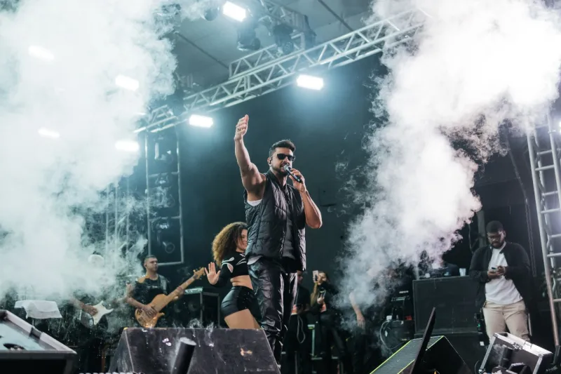 Sol nasceu e a festa não parou: Lajedão vive madrugada histórica com praça lotada e grandes shows na 2ª noite da Festa do Gado Forte