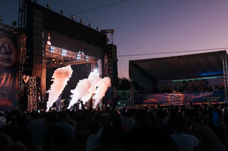 Sol nasceu e a festa não parou: Lajedão vive madrugada histórica com praça lotada e grandes shows na 2ª noite da Festa do Gado Forte