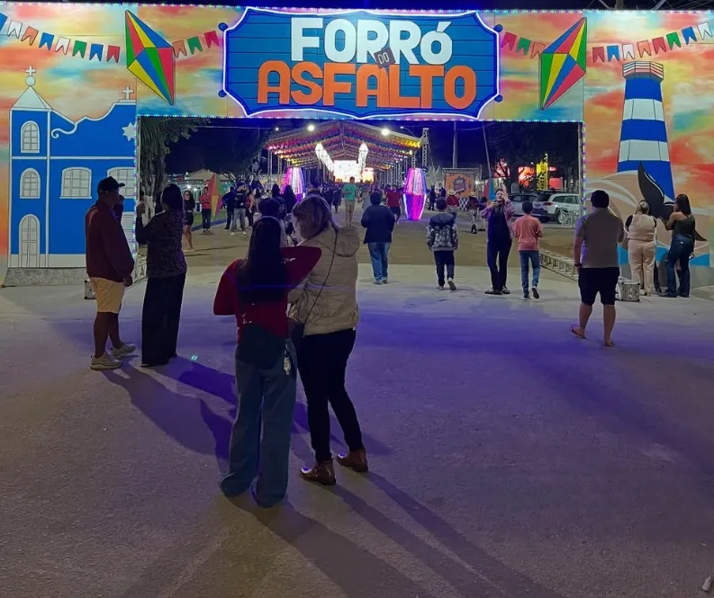 Forró do Asfalto: Segunda Noite Arrasta Multidão com Silvanno Salles e Shows de Peso