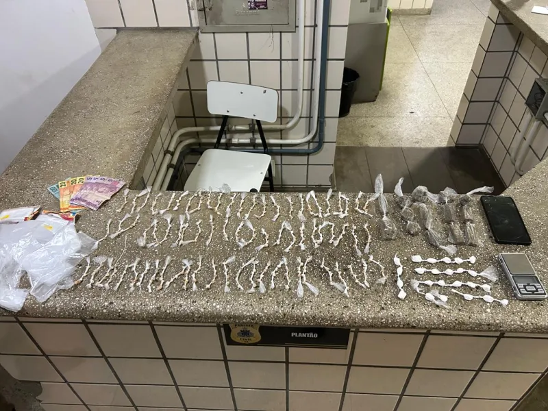 Mulher é presa com grande quantidade de drogas em Itamaraju