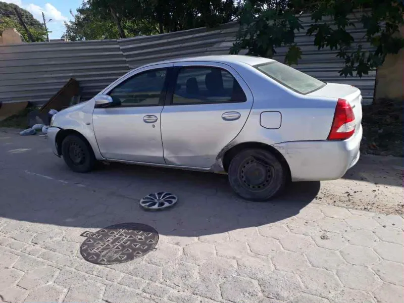 Motorista embriagado colide com dois veículos estacionados no bairro São Lourenço, em Teixeira de Freitas