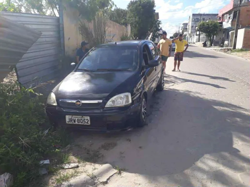 Motorista embriagado colide com dois veículos estacionados no bairro São Lourenço, em Teixeira de Freitas