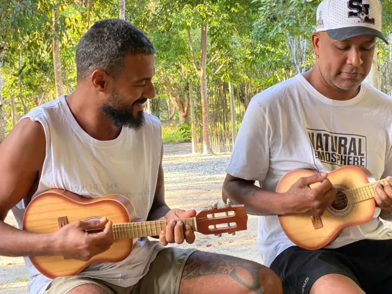 Projeto cultural oferece aulas gratuitas de cavaquinho para jovens de Caraíva