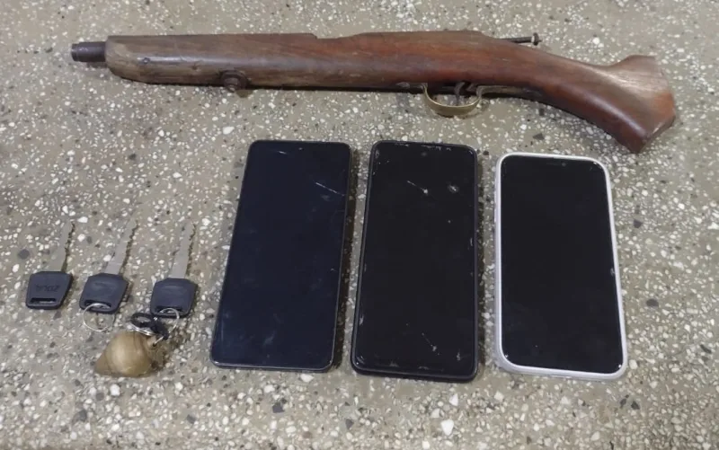 Polícia Militar prende dupla após série de roubos e recupera motocicletas e celulares em Teixeira de Freitas