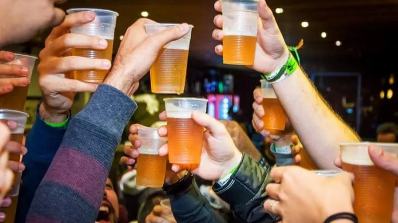 Dona de bar é presa após adolescentes consumirem bebida alcoólica no local