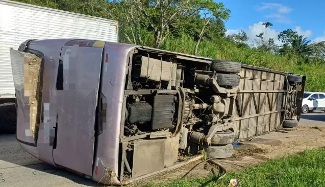 Vídeo - Ônibus de torcida do Bahia tomba na BR-101 em Pernambuco e deixa oito feridos; veículo estava com licença vencida