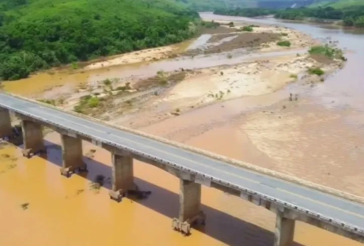 Ponte sobre o Rio Jequitinhonha volta a ser interditada para veículos pesados na BR-101