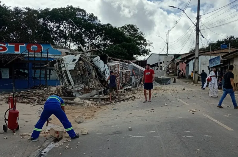 Carreta desgovernada atinge posto de combustível e causa susto em Itamaraju