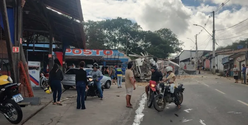 Carreta desgovernada atinge posto de combustível e causa susto em Itamaraju