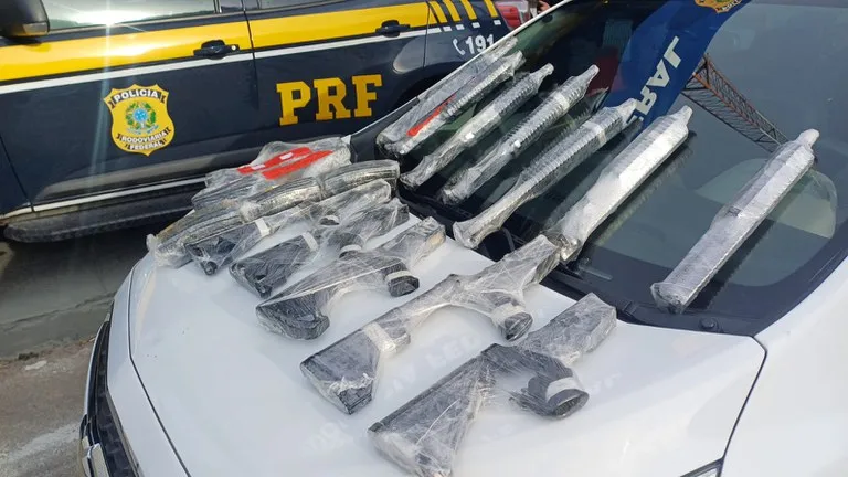 PRF apreende arsenal com sete fuzis e 12 carregadores em Teresópolis; Armas iriam para Porto Seguro