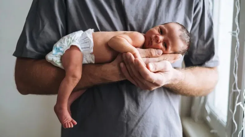 Pediatras defendem mais tempo de licença-paternidade para promover saúde infantil