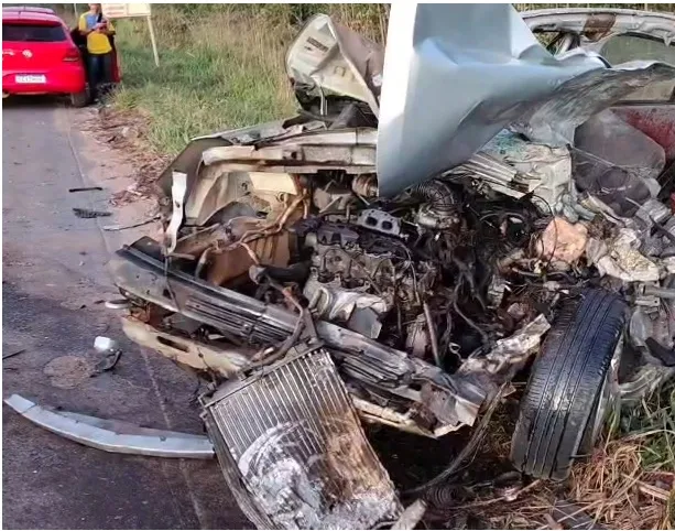Motorista morre em violenta colisão entre carro e carreta na BR 101 entre Posto da Mata e Itabatã