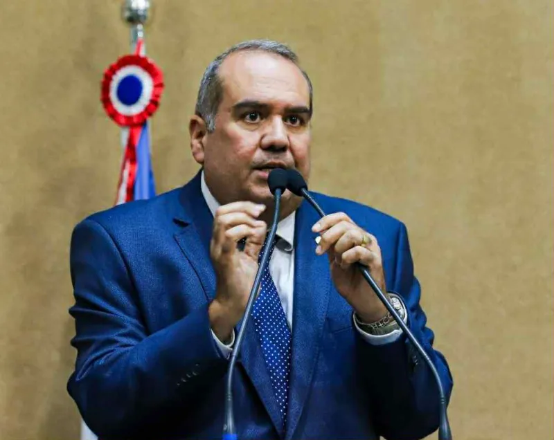 Sandro Régis critica viés político em mudança de nome de colégio da rede estadual: “o governo deveria se preocupar com a qualidade do ensino” 