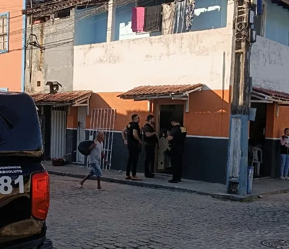 Polícia Civil prende homem por descumprimento da Lei Maria da Penha em Santa Cruz de Cabrália