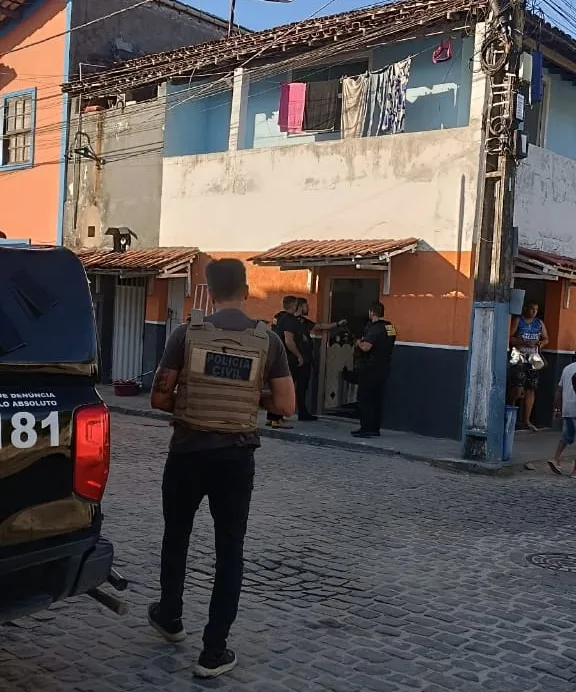 Polícia Civil prende homem por descumprimento da Lei Maria da Penha em Santa Cruz de Cabrália