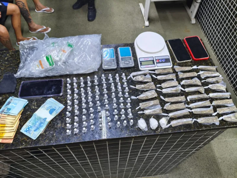 Polícia Militar prende indivíduos com drogas  em Itamaraju