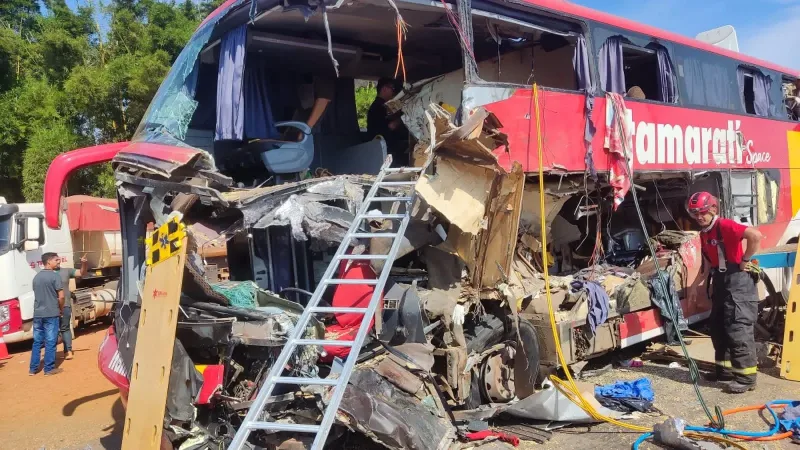 Tragédia na BR-163: colisão entre carreta e ônibus deixa 11 mortos e 46 feridos em Lucas do Rio Verde (MT)